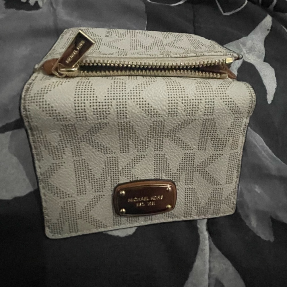 Reposhing - Picture 2 of 3